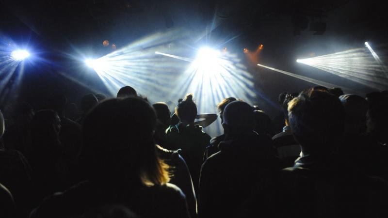 A NAV lebuktatta a debreceni buli feszültségét, és a DJ most már csak a slusszkulcsát forogtathatja, miközben a zene helyett a helyzet komolyságára figyel.