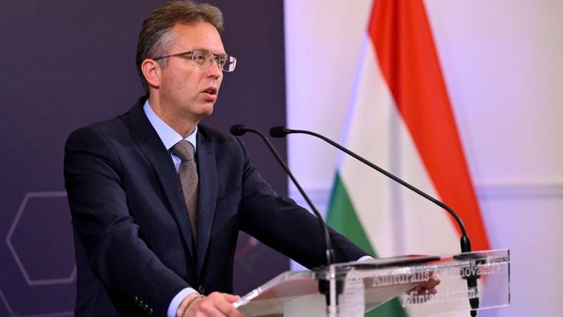 Hankó Balázs: A kormány elkötelezett a fenntarthatóság mellett, és kiemelt figyelmet fordít a magyar családok támogatására.