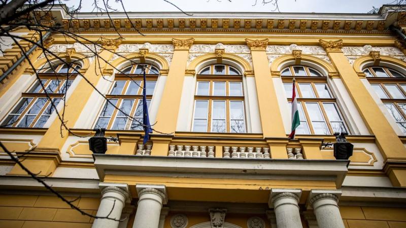 Feszültséggel teli pillanat következett, amikor váratlanul kopogtatás hallatszott a fejszés gyilkos házában. Az események hirtelen új irányt vettek, és a légkör tele lett feszültséggel, mintha a sors szeszélyes játéka éppen most kezdődött volna el.