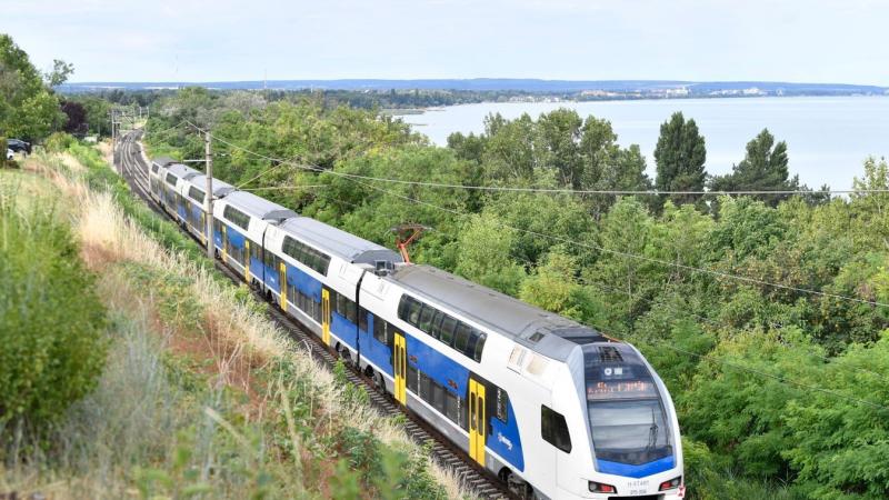 Fakidőlések és zűrzavar a Balaton partján: a felsővezeték megszakadása miatt leálltak a vonatok.
