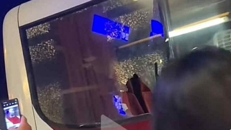 Zűrzavaros jelenet bontakozott ki a pécsi buszpályaudvaron, ahol négy fiatal heves összecsapásba bonyolódott. A verekedés hevében egyikük betörte egy busz ablakát, ami még inkább fokozta a feszültséget a helyszínen. Az incidens sokkolta a járókelőket, aki