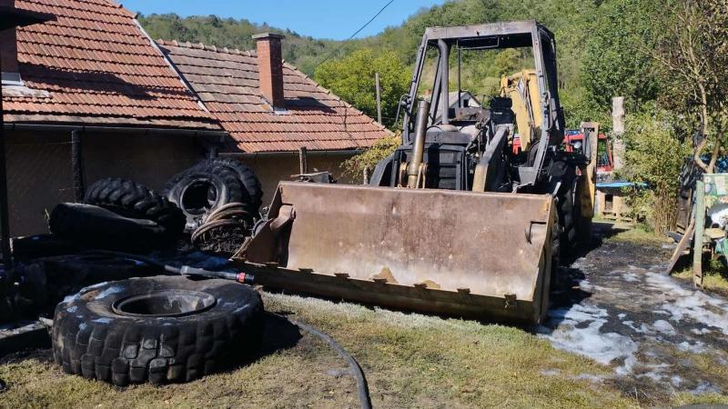 Súlyos incidens történt Nógrádban: egy munkagép lángra kapott, és egy ember súlyos sérüléseket szenvedett. A tűzesetet követően a helyszínen készült fotók is dokumentálják a történteket. (Frissítve a legújabb információkkal)