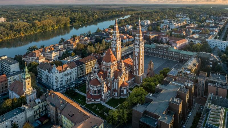 Szegeden egyre fokozódik a feszültség, ezért sürgős megoldásokat keresnek a hajléktalanok helyzetének rendezésére.