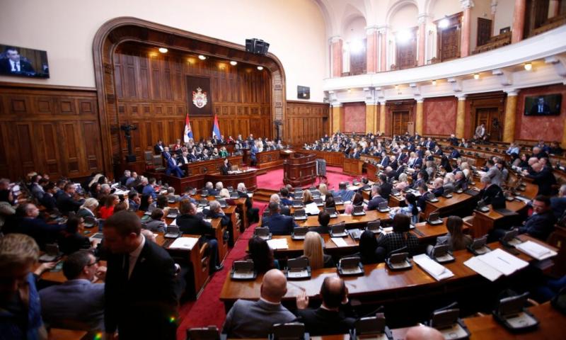 A hatalmi koalíció önmagáról dicséretet zeng, mintha csak hősként ünnepelné magát, miközben a saját maga idézte nehézségeket próbálja orvosolni.