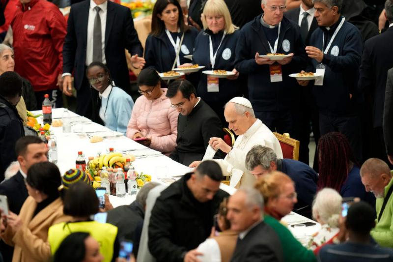 A szegények világnapján a pápa különleges étkezésre invitálta a nélkülözőket, hogy együtt töltsenek egy meghitt délutánt.