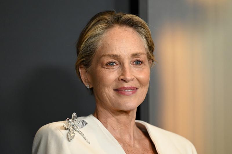 A hét legstílusosabb összeállítása: Sharon Stone, a 66 éves színésznő, új dimenziót nyitott meg a virágminták viseletében.