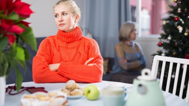 Íme hét kreatív ötlet, amelyek segíthetnek, hogy az idei karácsony valóban békés és harmonikus legyen, elkerülve a családi vitákat:

1. **Közös célok tűzése**: Mielőtt a család összegyűlne, beszéljétek meg, hogy idén mindenki törekedjen a pozitív élmények