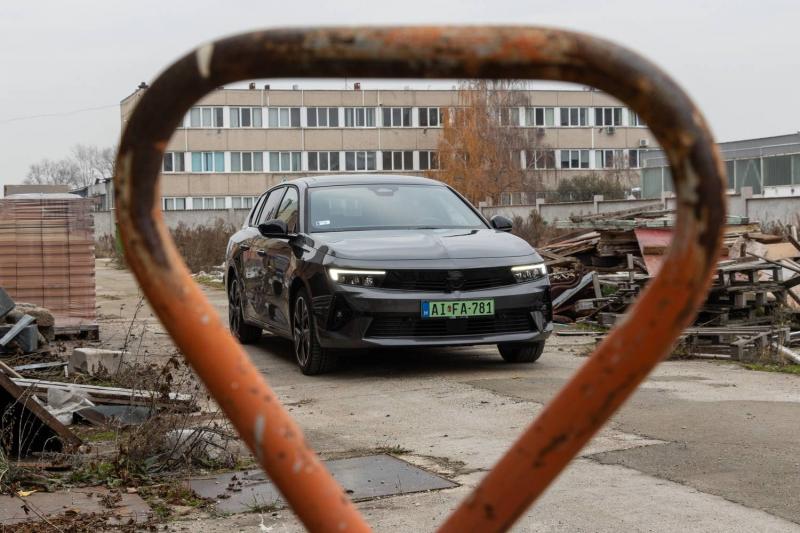 Kilenc dolog, amit élveztem és amit nem kedveltem az elektromos kombi Astrában:

1. **Csendes működés**: Az elektromos motor szinte hangtalanul teszi a dolgát, ami nagyon kellemes élményt nyújtott a városi közlekedés során. 
2. **Környezetbarát megoldás**