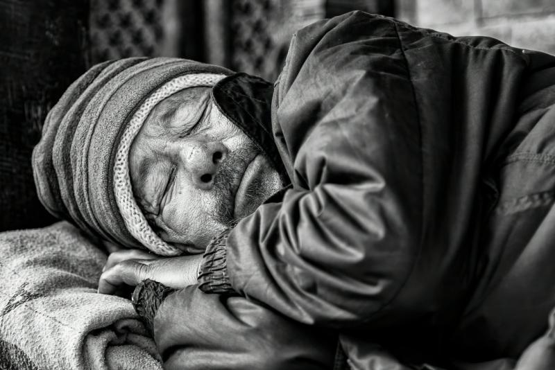 Pozsony városának vezetője arra buzdítja a lakosokat, hogy támogassák a hajléktalan embereket, és közösen tegyenek lépéseket a sorsuk javításáért.