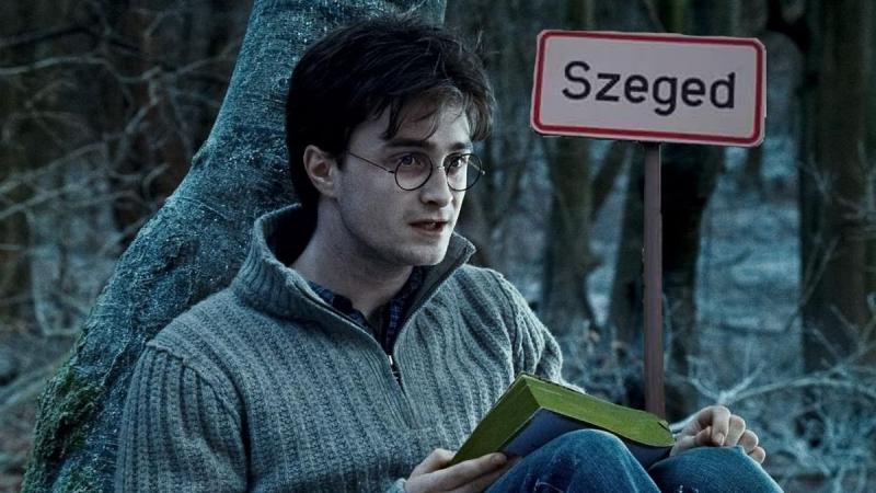 Harry Potter Szegedre költözött, és valószínűleg senki sem tudná kitalálni, hogy melyik utcában található az új otthona. A varázslatos város szívében, egy titkos helyen él, ahol a varázslat és a hétköznapok találkoznak. A helyi lakosok észrevették, hogy n