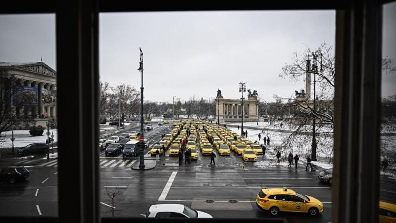 Több mint száz taxis vonult fel a Hősök terére, hogy kifejezze elégedetlenségét | 24.hu