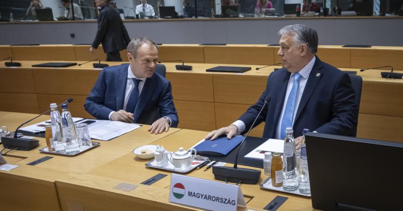 Donald Tusk kijelentette, hogy Orbán Viktor Putyin oldalán áll, amennyiben megakadályozza a szankciók bevezetését.