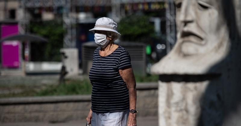 A Magyar Orvosi Kamara alelnöke hangsúlyozta, hogy a zárt helyeken célszerű lenne újból maszkot viselni.