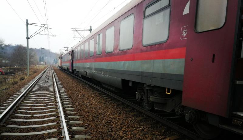 Egy idős férfi hirtelen a vonat elé lépett, mintha az idő és a tér határait akarta volna átlépni. Az ősz hajának lobogása és a szomorú tekintete egy pillanatra megfagyasztotta a világot körülötte.