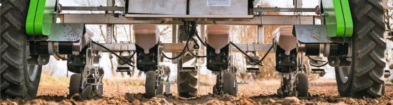 Robotok a mezőn: egy dán gazda forradalmi tapasztalatai a vetés, gyomlálás és permetezés új dimenziójáról

Egy dán gazda innovatív megközelítéssel forradalmasította a mezőgazdaságot, ahol a robottechnológia kulcsszerepet játszik. A hagyományos módszerek m
