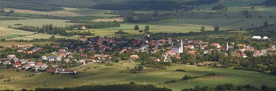 Tizedáron kínált telek lehetőséget nyújtana arra, hogy fiatal párok új életet kezdjenek egy elbűvölő, ám egyre ritkábban lakott faluban a Balaton-felvidéken.