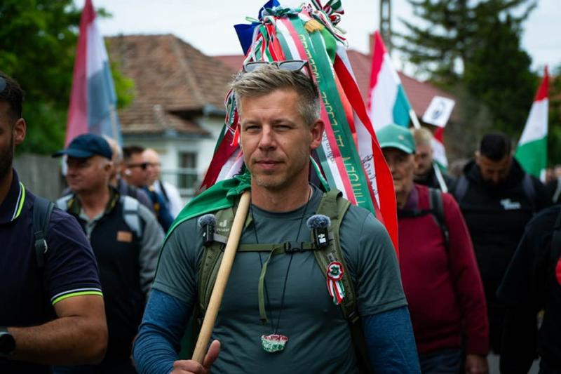 Magyar Péter az RMDSZ-nek nyilatkozott, kifejezve, hogy nem várja el, hogy valaki azonnal, egyik napról a másikra cserélje le a Fidesz-logót a Tisza Pártéra.