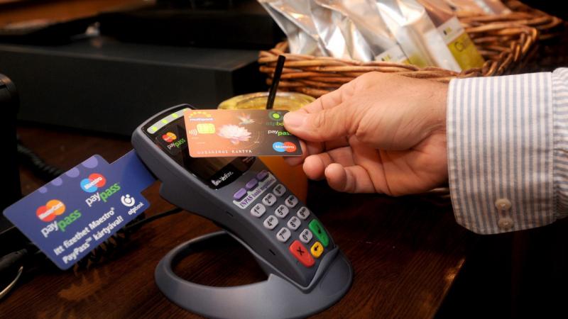 Ingyenes készpénzfelvétel magasabb összegek esetén? A kormányzat megérkezett a válaszával!
