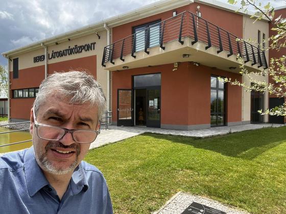 Hadházy Ákos egy furcsa építményt fedezett fel, amely a fürdők jellegzetes vonásait idézi, és uniós támogatással készült.