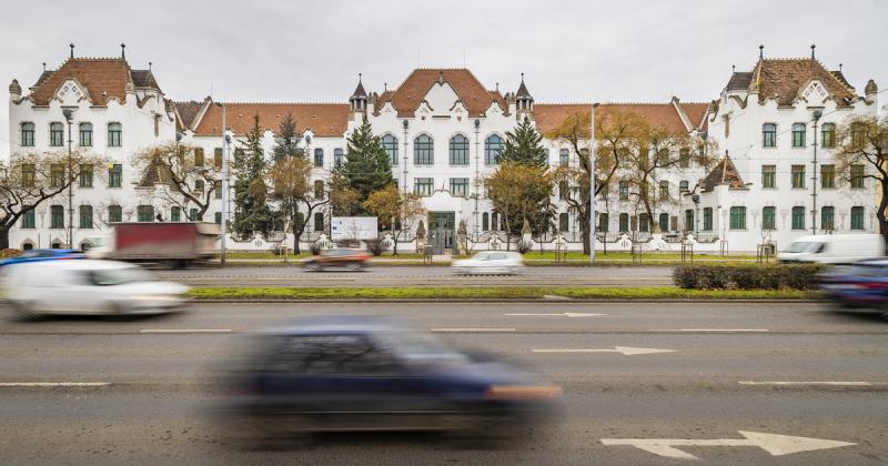Fedezzük fel együtt Józsefváros titokzatos külvárosi szegleteit, ahol az esztergomi bazilika lenyűgöző másolata és a varázslatos Tündérpalota rejtőzik!