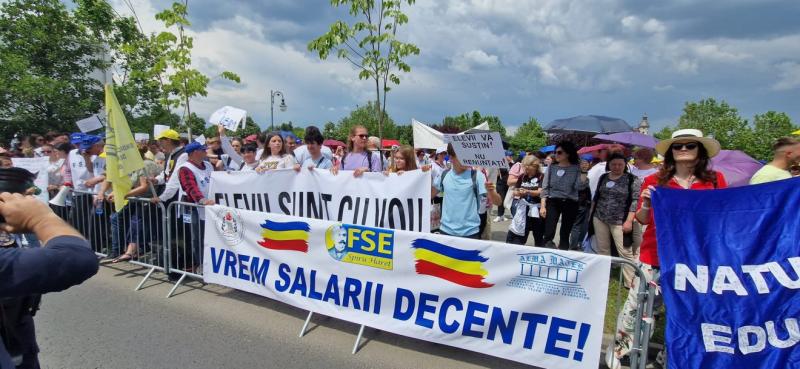 A tanügyi szakszervezetek tiltakozó akciókat terveznek a kiadáscsökkentő intézkedések ellen, amelyek komoly aggodalmat keltenek az oktatás jövője szempontjából. A tervezett lépések célja, hogy felhívják a figyelmet a helyzet súlyosságára és a pedagógusok,