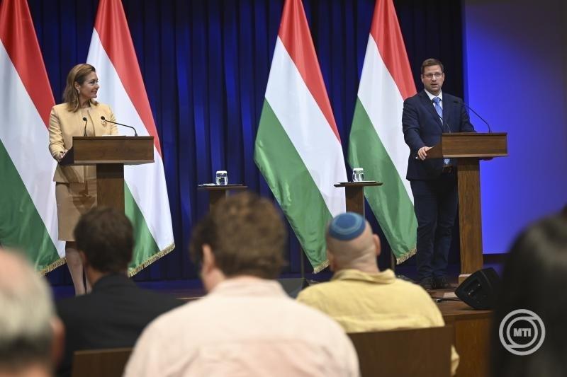 Gulyás Gergely a legutóbbi Kormányinfón bejelentette, hogy eddig már több mint kétmillió ember vett részt a Voks 2025 szavazásán. | Vajdaság MA