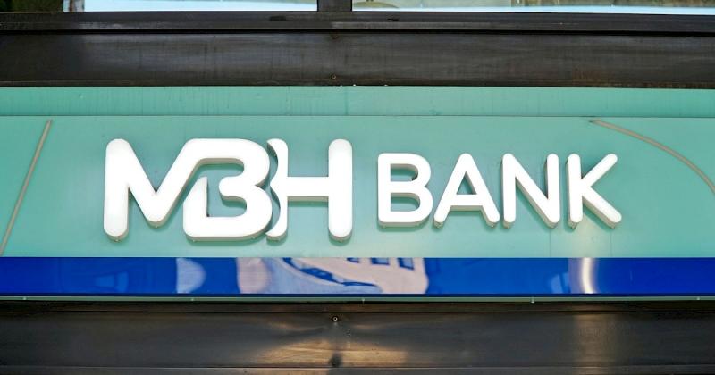 Az MBH Bank különféle intézkedésekkel segíti a csalások áldozatait, hogy enyhítse a keletkezett károkat. Az ügyfelek védelme érdekében a bank gyors és hatékony megoldásokat kínál, például visszatérítési lehetőségeket vagy támogatást a károk minimalizálásá