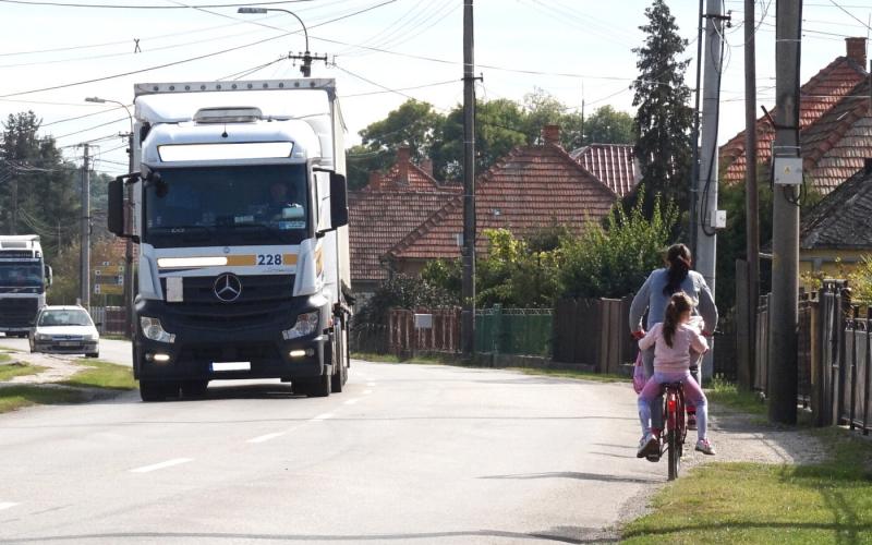 Tiltakozó eseményt szerveznek a polgármesterek Komárom és Vágsellye között az elhanyagolt úthálózat állapotának javítása érdekében.