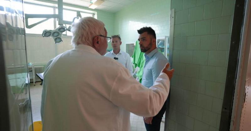 Fakadó indulatokkal reagáltak a szentesi kórházlátogatásra Magyar Péterék, hiszen bírálatok kereszttüzébe kerültek. Az esemény körüli feszültség és a közvélemény reakciói éles vitákat generáltak, amelyek során sokan kifejezték nemtetszésüket a történtek m