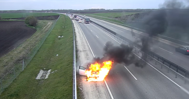 Teljesen leégett egy autó az M4-es autóúton, és sajnos senki sem állt meg, hogy segítsen.