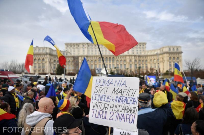 Dulakodás robbant ki a Georgescu-párti demonstrálók és a csendőrök között Bukarest szívében. A feszültség egyre nőtt, ahogy a két fél összetalálkozott, és a helyszínen kialakult helyzet gyorsan elfajult. A tüntetők eltökélten fejezték ki véleményüket, míg