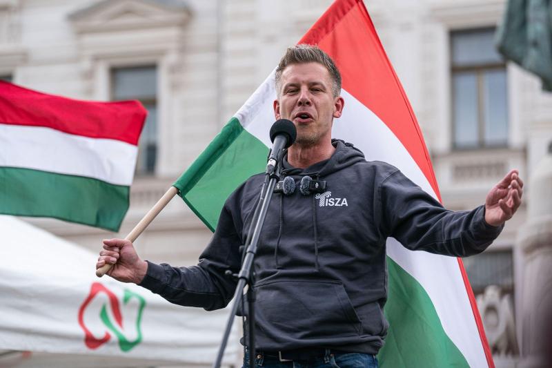 Péter, a kalandvágyó magyar utazó, országjárása során váratlan és különleges élményekkel gazdagodott, amelyek teljesen új irányt adtak a felfedezéseinek.
