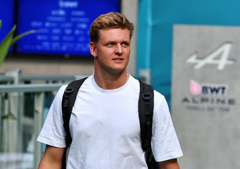 Schumacher és a Cadillac: Mi rejlik a pletykák mögött? | M4 Sport

A közelmúltban felröppent hírek szerint Michael Schumacher és a Cadillac közötti kapcsolatokról beszélnek a motorsport világában. De vajon mi állhat a háttérben? Az autóipar és a Forma-1 v