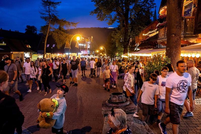 Egy hosszú hétvége eléggé elegendőnek bizonyult ahhoz, hogy a magyarok népszerű kirándulóhelye szemétlerakóvá alakuljon.