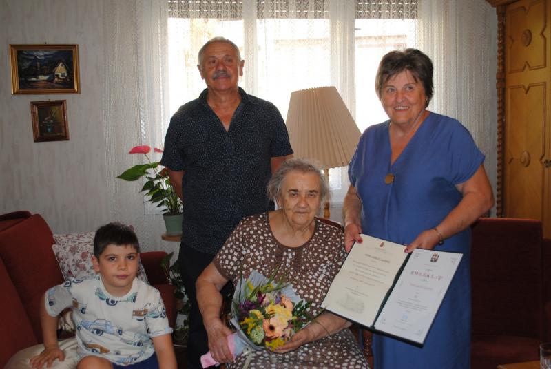 Klárika néni 90. születésnapját ünnepeltük, és a család, barátok és ismerősök egyaránt összegyűltek, hogy kifejezzék szeretetüket és tiszteletüket. Az esemény tele volt meghitt pillanatokkal, nevetéssel és nosztalgikus emlékek felidézésével. Mindenki mego