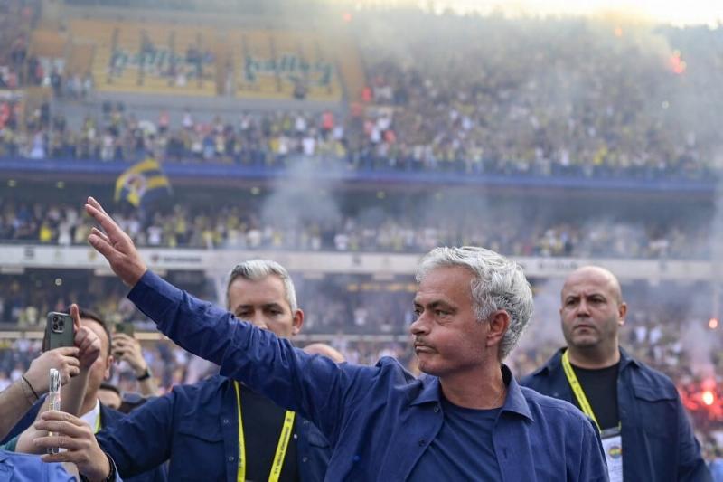 José Mourinhot elbocsátották a török Fenerbahcéből, mivel a csapat nem tudta kiharcolni a Bajnokok Ligájában való részvételt.