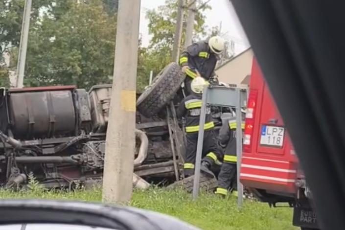 Egy tűzoltóautó borult fel az árokba a 7-es úton, ami figyelmeztet arra, hogy a közlekedés során bármikor bekövetkezhetnek váratlan események.