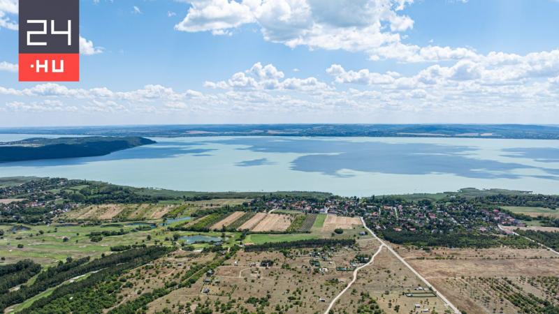A Balaton partjainál most sétálni is lehet, hiszen a magyar tenger vízszintje jelentősen csökkent.