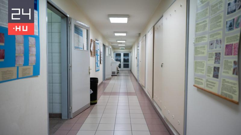 Hosszú várakozási időkre számíthatunk a váci kórházban, ha ultrahangos vizsgálatra szeretnénk bejelentkezni. Az időpontok megszerzése nem könnyű feladat, sokan órákon át állnak sorban, hogy hozzáférjenek a szükséges szolgáltatásokhoz.