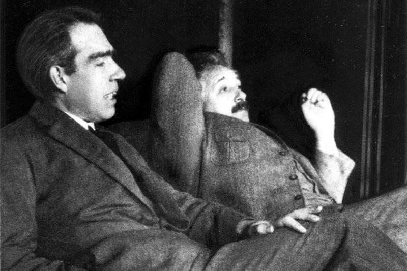 Az iránytű és a fa – Einstein és Bohr különös kalandja

Az iránytű, amely mindig a mágneses északi pólus felé mutat, és a fa, amely a természet örök szimbóluma, egy különleges párhuzamot vonhat egymás mellett. E két szimbólum alatt bontakozik ki Einstein 