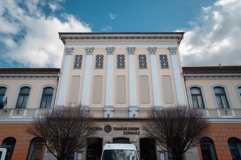 Albu István neve egyre inkább szóba kerülhet a Tamási Áron Színház új igazgatói posztjával kapcsolatban. A hírek szerint ő lehet a legesélyesebb jelölt a vezetői szerepre, amely jelentős változásokat hozhat a színház életében. A közönség és a szakma is fi