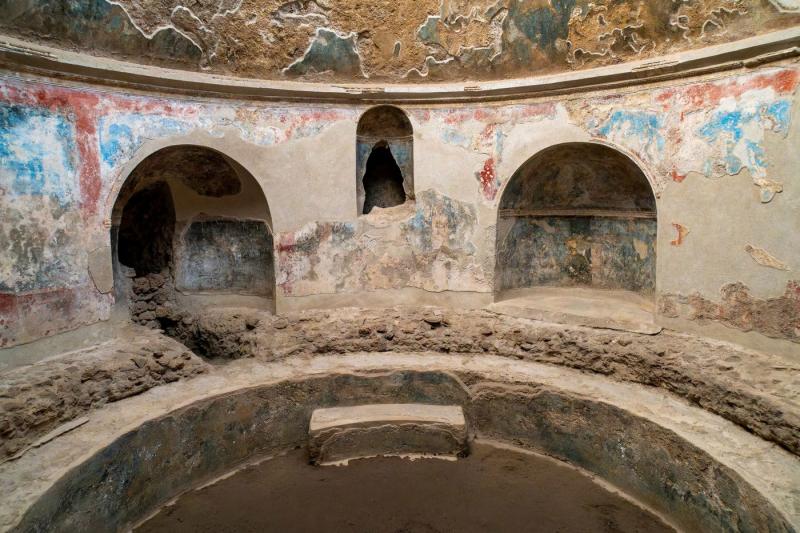 Amikor a nő keze érintette az ősi relikviát Pompeii romjai között, egy furcsa érzés futott végig rajta. Azonnal valami különös betegség jelei kezdtek megjelenni rajta.