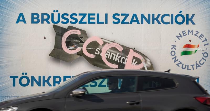 Egy pécsi férfi módosította a kormányzati plakátokat, amiért megrovást kapott.