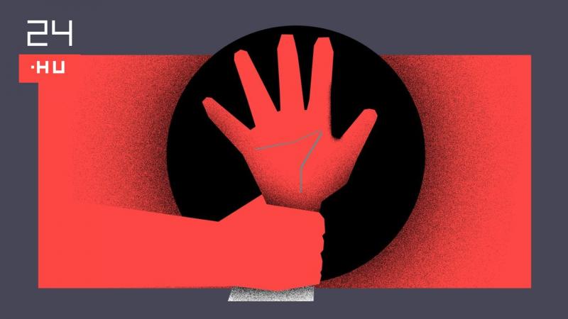 Egy tízfős banda arra kényszerítette, hogy térdre hulljon, és csókolja meg a cipőiket.