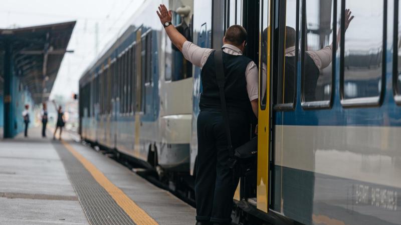 A MÁV halottak napján a kora délutáni órákig kilenc különböző incidensről számolt be, amelyek késéseket, járatkimaradást és műszaki problémákat érintettek.